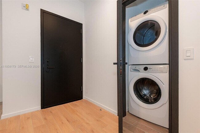 Building Photo - 398 NE 5th St