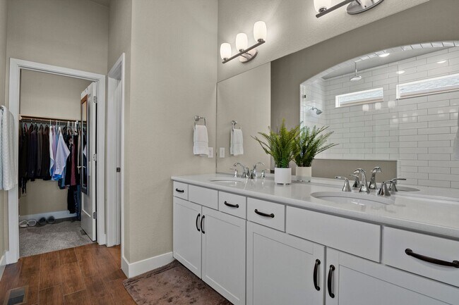 Building Photo - Single Family w/ Elegance