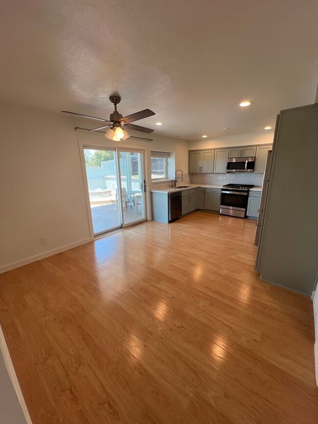 Building Photo - Stunningly Upgraded 3 Bed/2.5 Bath Home