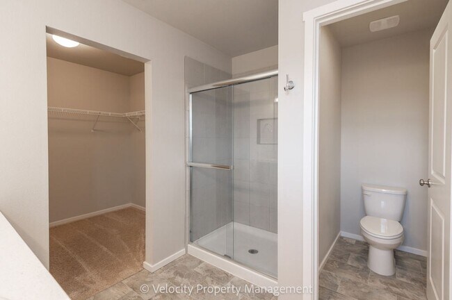 Building Photo - Beautiful 4 Bedroom Home in SE Bend with putting green!