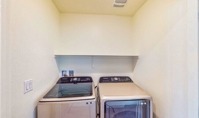 Building Photo - Cozy 2-story, 3BR 2BA townhome in a new community in North Las Vegas.