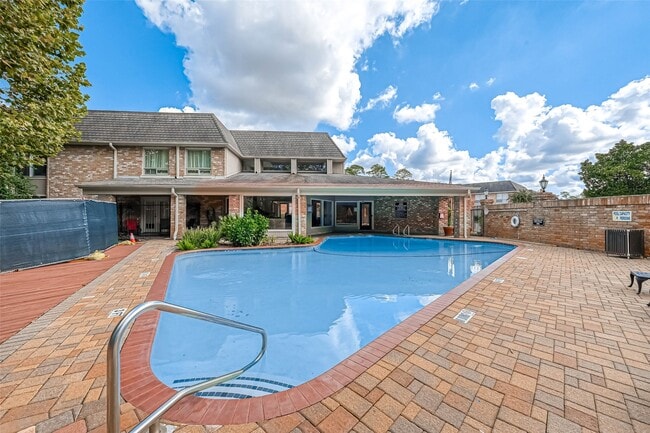 Building Photo - 2232 S Piney Point Rd