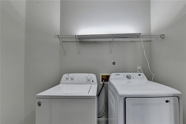 Building Photo - 813 Clifton Heights Ln NE