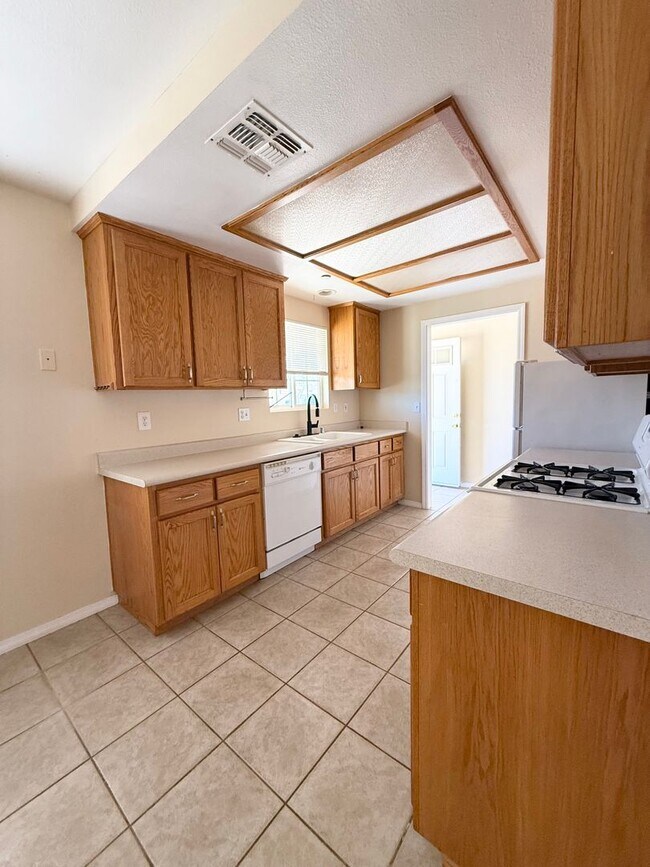 Building Photo - Move in special! 3 bedroom corner home close to Boy and Girls Club!