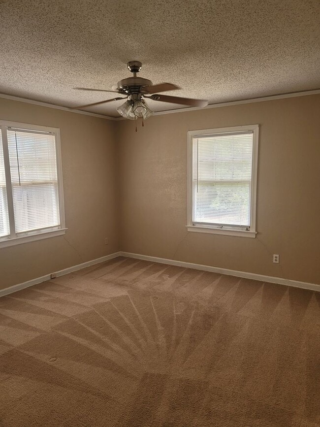 Building Photo - 924 S Crockett St