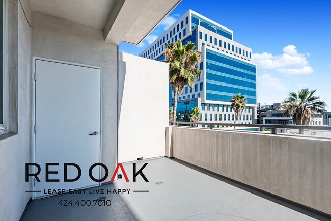 Building Photo - 5837 W Sunset Blvd