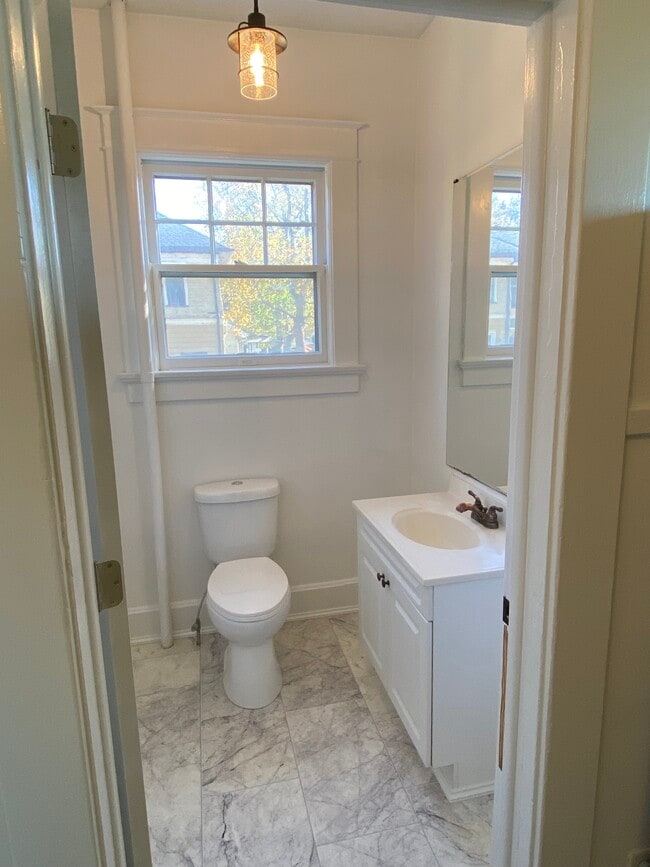 Building Photo - 1003 Maple Ave