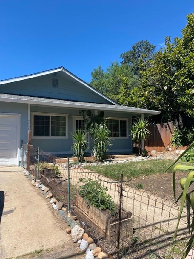 Building Photo - Shasta Lake Home w/ large yard!
