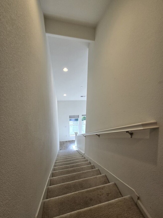 Building Photo - Stunning 3BR 3.5 BATHROOM House in Hayward
