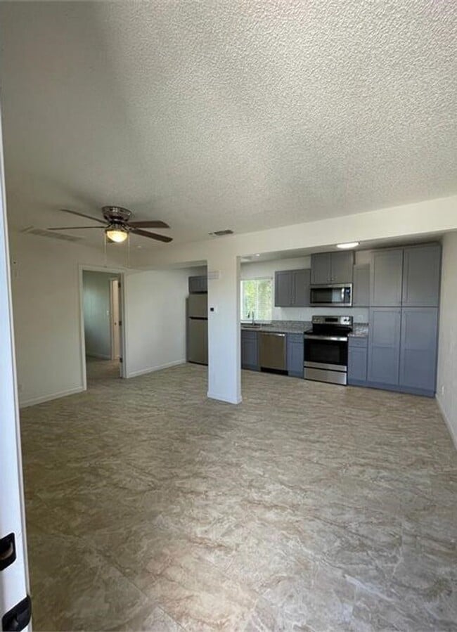 Building Photo - 205 N Mariposa St