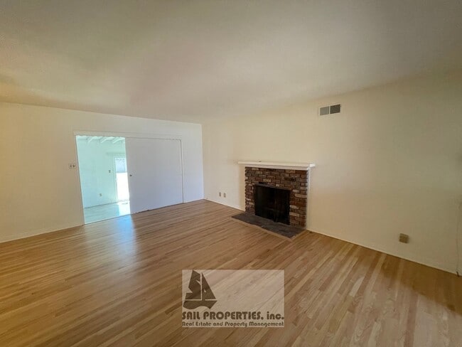 Building Photo - 1440 E Rose Ave
