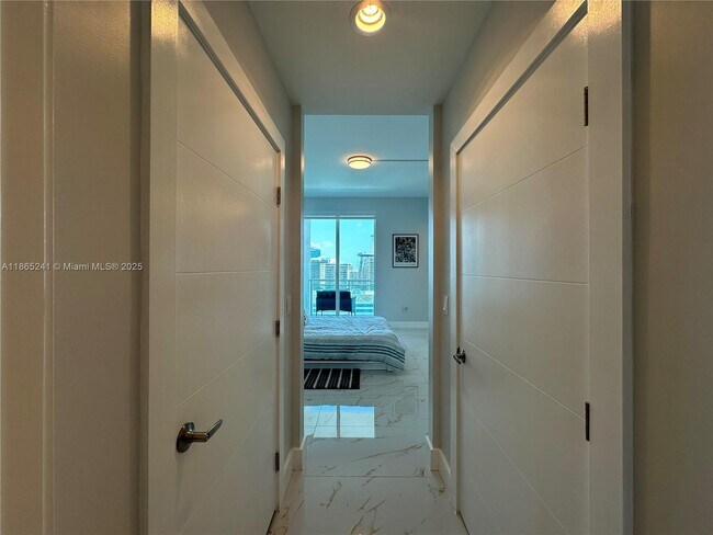 Building Photo - 950 Brickell Bay Dr