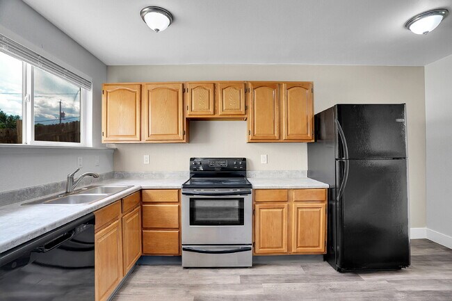 Building Photo - $2,465.00, 2 bed, 1.5 bath, located in Denver