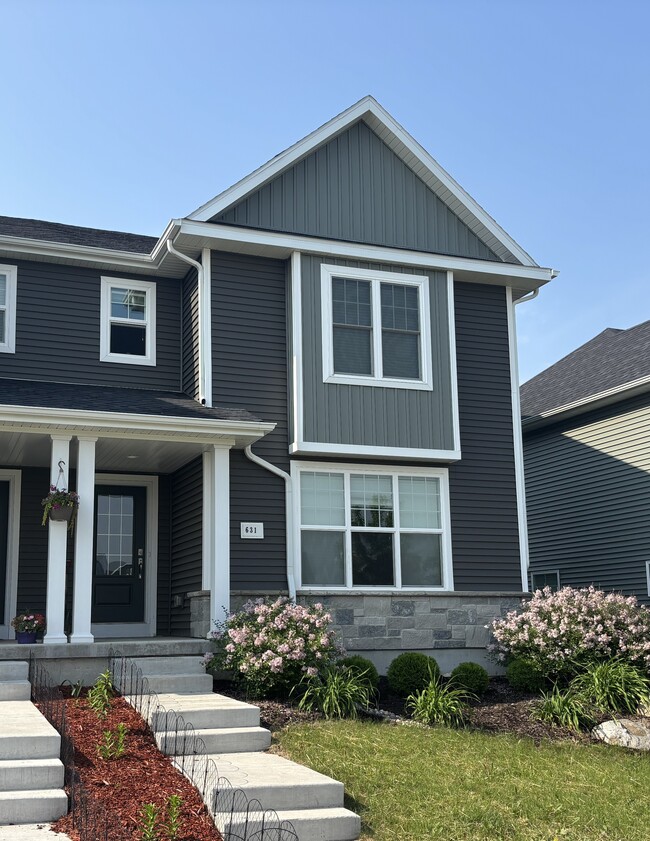 Building Photo - 631 Hillcrest Dr