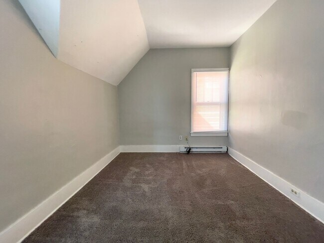 Building Photo - Dishwasher Included