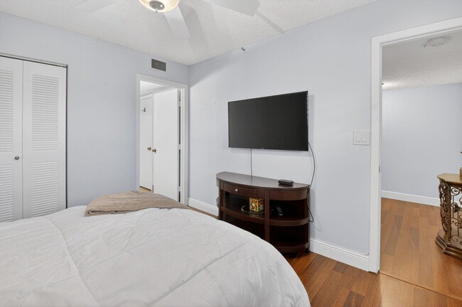 Building Photo - 6866 Huntington Ln