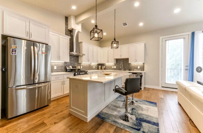 Building Photo - 823 Mansfield St