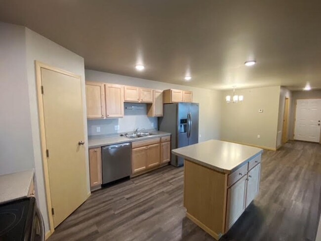 Building Photo - 2 & 3 Bedroom Units Available Now!