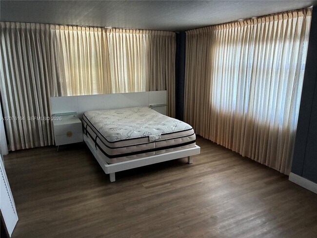 Building Photo - 4301 Collins Ave