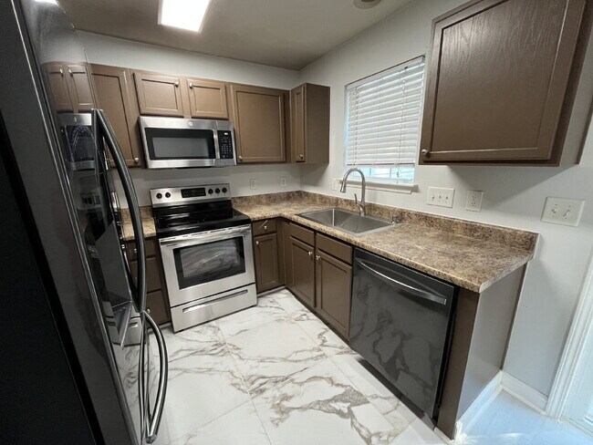 Building Photo - "Chic & Cozy: Modern 2-Bed Townhouse with Marble Accents in Greensboro!"