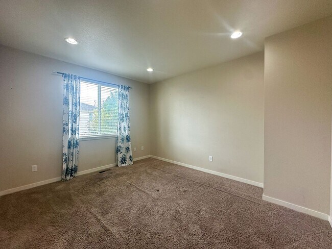 Building Photo - This 4bd home is waiting for you!