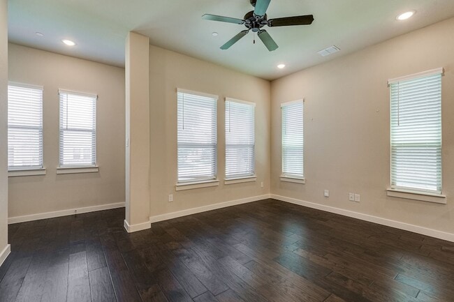 Building Photo - 1237 Pebblebrook Dr