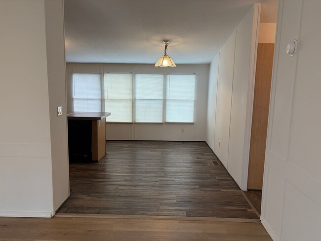 Building Photo - Trailer house; 3 bed 2 bath