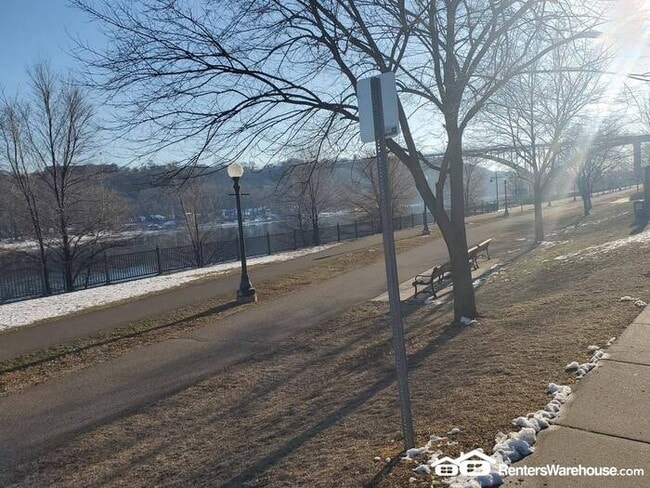 Building Photo - 2 Bedroom, 4 Bath Townhouse in a Great Riv...