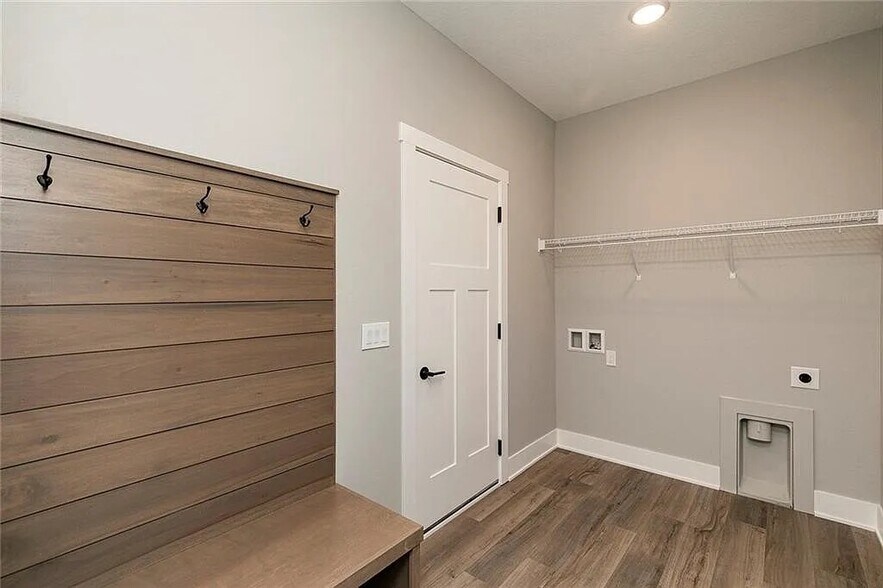 Building Photo - 529 Meadows Ct