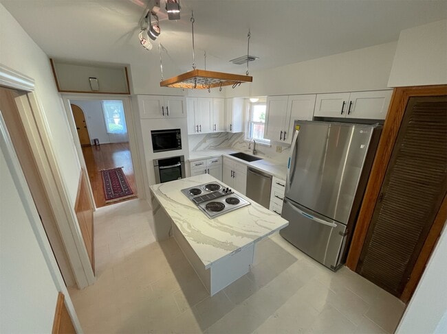 Building Photo - 3720 Jardin St