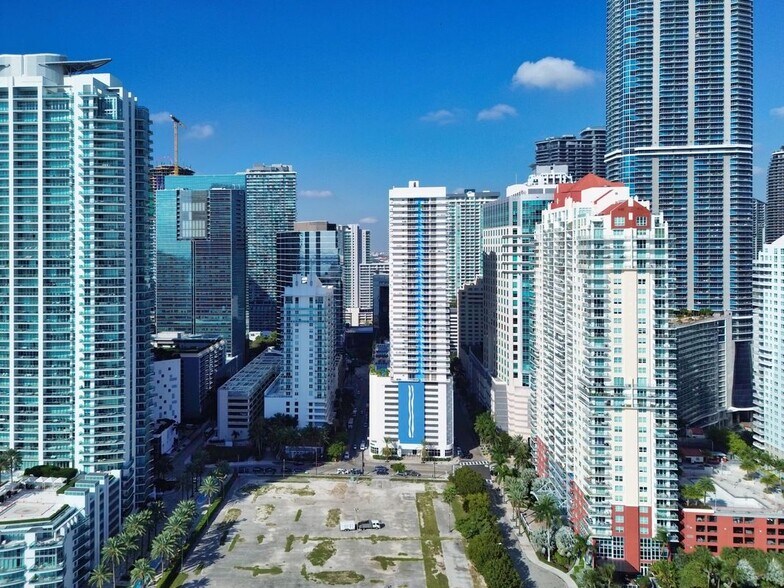 Building Photo - 1200 Brickell Bay Dr