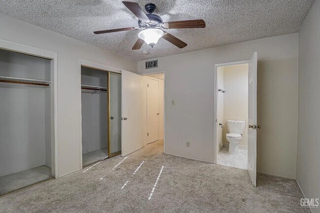 Building Photo - SW Home w/Garage!