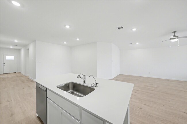 Building Photo - 3930 Langridge Dr