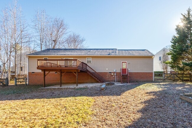 Building Photo - Bright and Spacious 3 Bedroom Home in Chesterfield ***Available Early March***