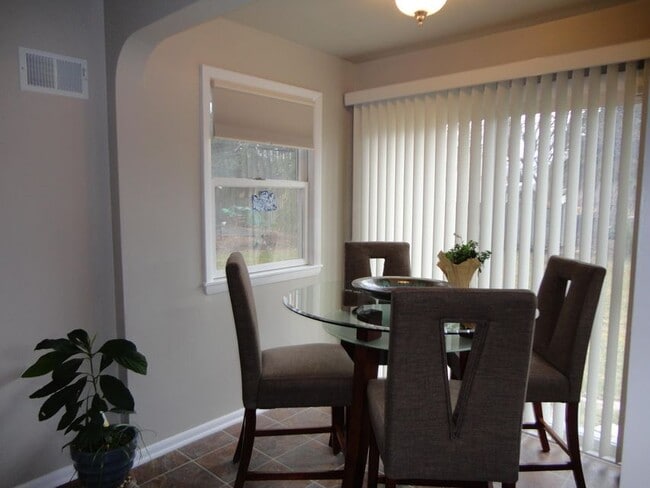 Building Photo - 7422 N Navajo Rd