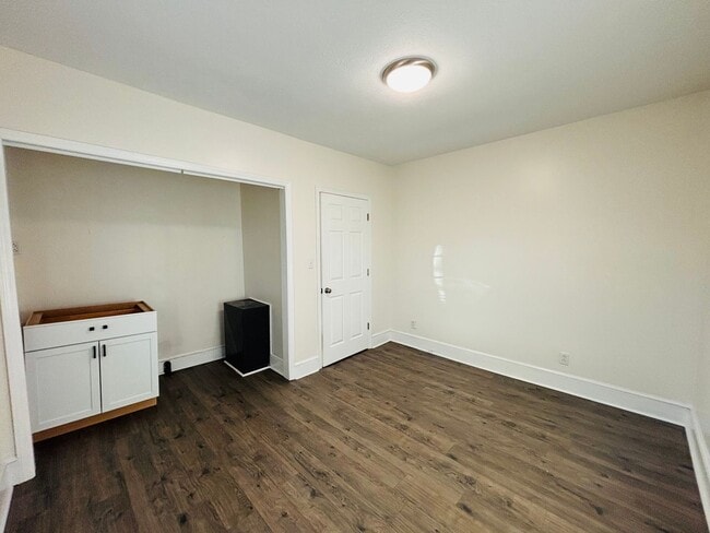 Building Photo - 2 Bedroom, 1 Bath Duplex