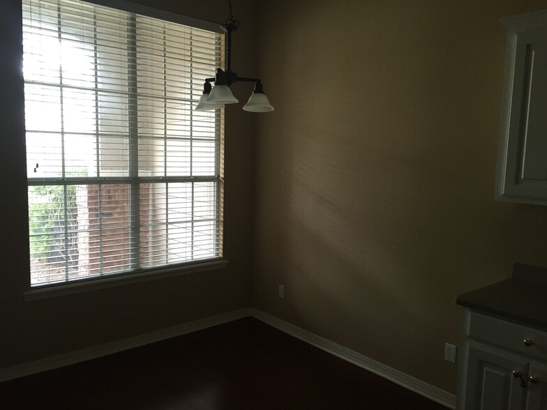 Building Photo - 8004 Laurel Hill Dr