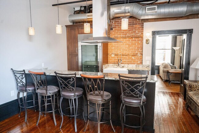 Building Photo - 275 S Limestone