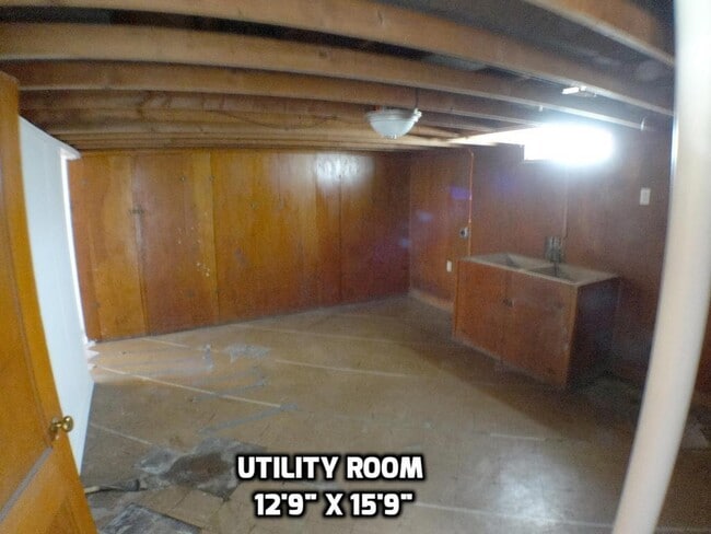 Building Photo - Three bedroom home excellent neighborhood