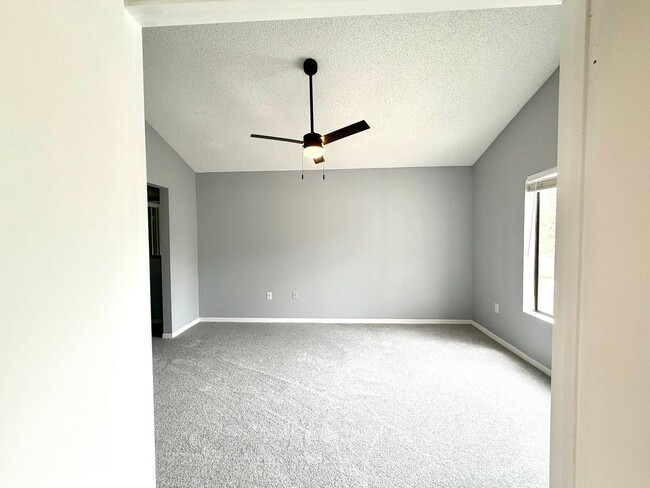Building Photo - 549 Sun Ridge Pl