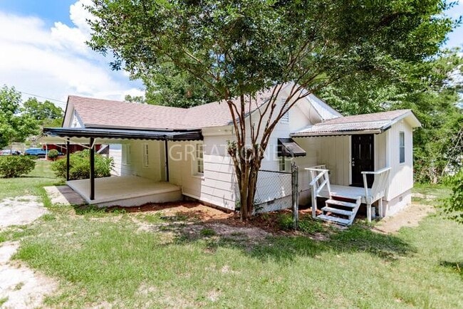 Building Photo - NOW OFFERING 1/2 MONTH FREE IF LEASE SIGNE...