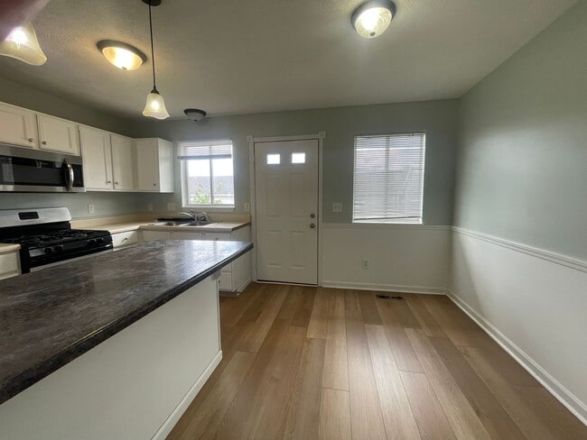Building Photo - Two Bedroom Townhome with Central Air and ...