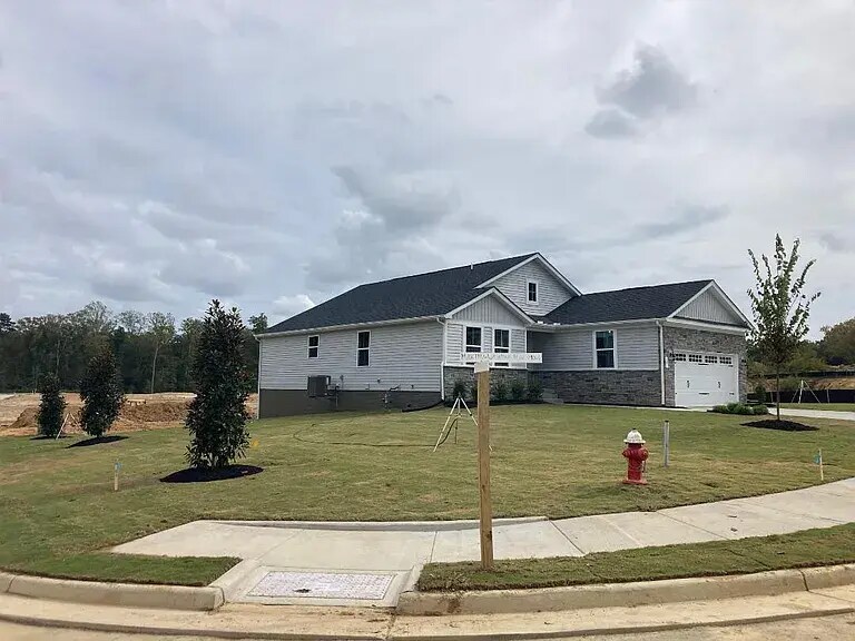 Beautiful corner lot - 101 Martha Washington Pky
