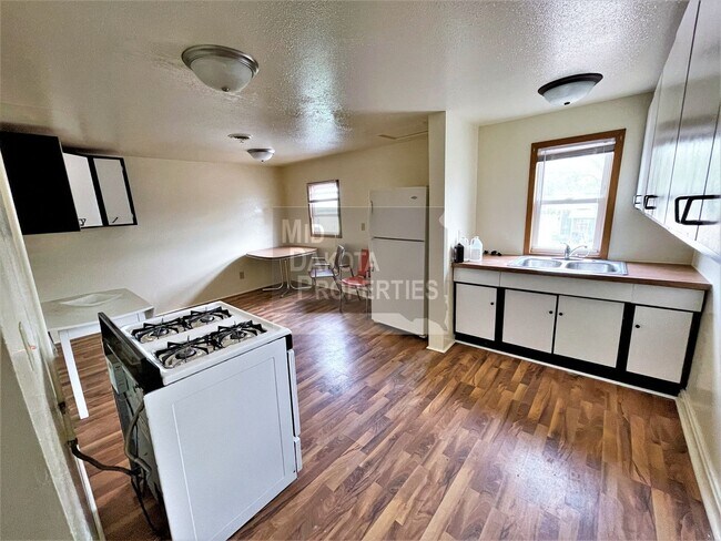 Building Photo - 420 E 6th Ave