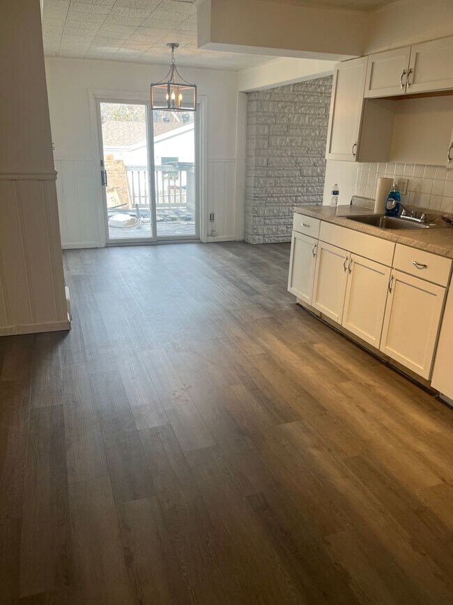 Building Photo - Coming soon! Spacious 3 Bed 2 Bath Home!