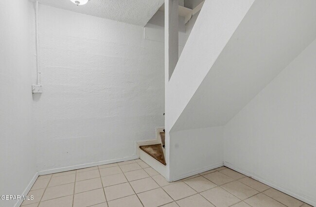 Building Photo - 2515 Arizona Ave