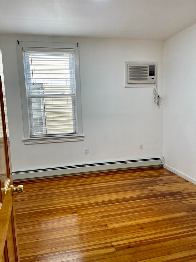 Building Photo - 522 37th St