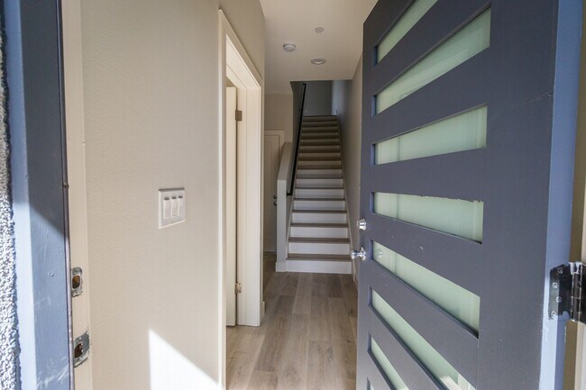 Building Photo - 5134 Riverton Ave