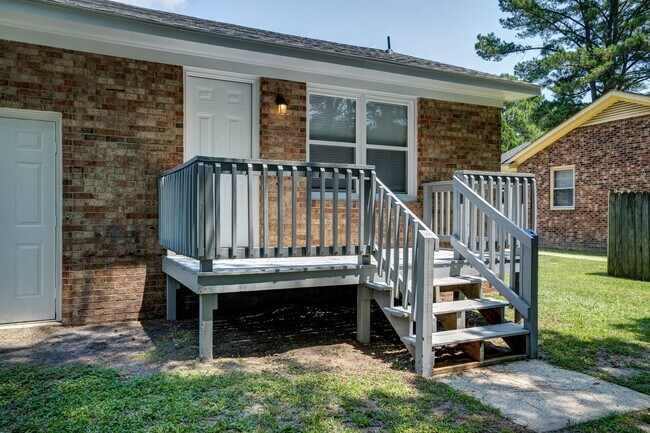 Building Photo - 580 Starling Way