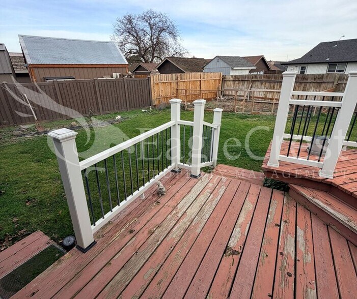 Building Photo - Thoughtfully Designed 3 Bedroom 2 bathroom Home with Open Kitchen and Private Deck